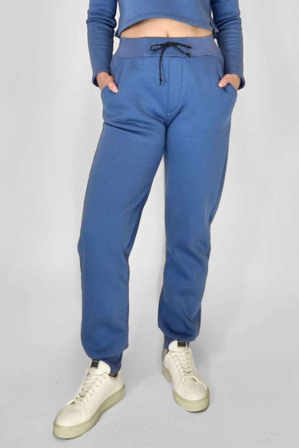 Faire Jogginghose mit gerader Passform aus dickem, blauem Sweatstoff von LUMEN ORGANIC