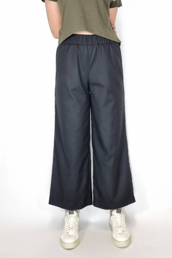 Faire Hose mit weitem Schnitt aus schwarzem Bambus Stoff von LUMEN ORGANIC