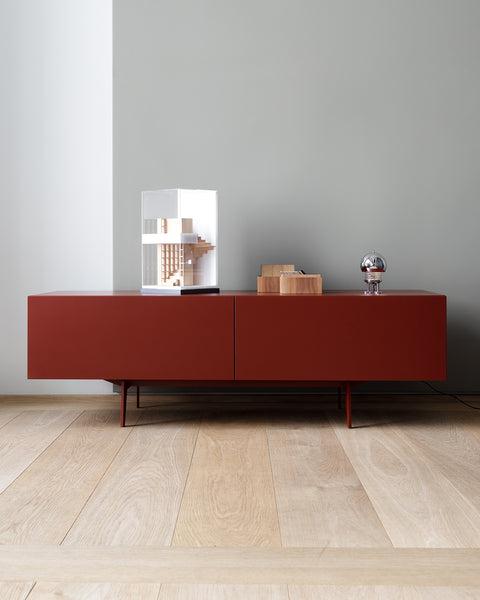 Pinto Sideboard in Barn Red von Mint Furniture als modernes Lowboard mit schlichter Front und Metallgestell