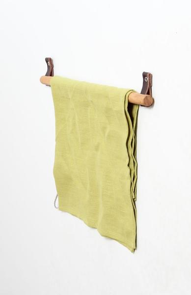 Handtuchhalterung aus Holz mit Ledergriffen Design