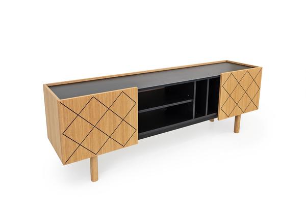 Designer-TV-Board mit dekorativen Türfronten