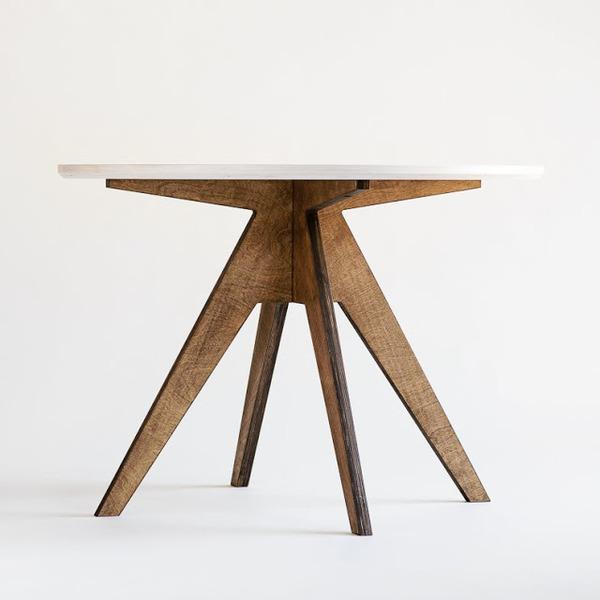 Runder Tisch aus Nussbaum 105 cm