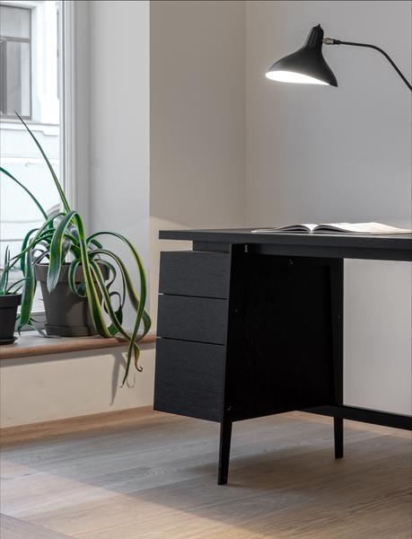 Schwarzer Schreibtisch minimalistisch