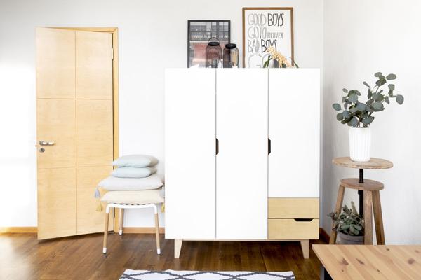 Kleiderschrank Holz skandinavisches Design