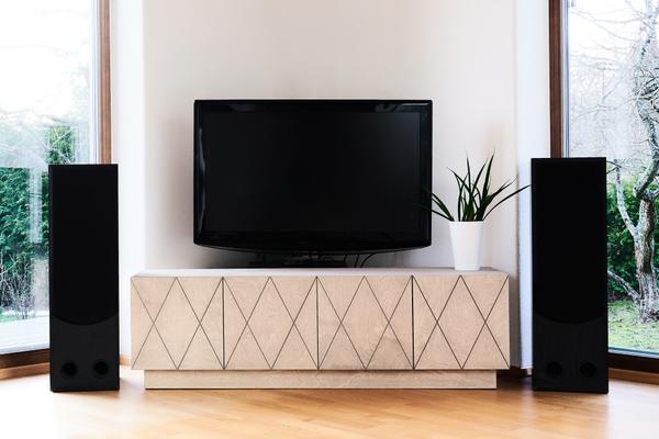 TV-Schrank aus Holz skandinavisches Design 