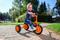 KLEINES DREIRAD ...der Einstieg zum Treten von Pedalen !