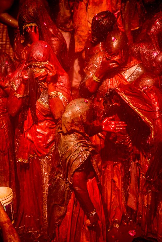 Red painted Women in Baladev Dauji Temple, 2014 | Edition 5 | Artikelnummer: AWA_15_162x108PAG