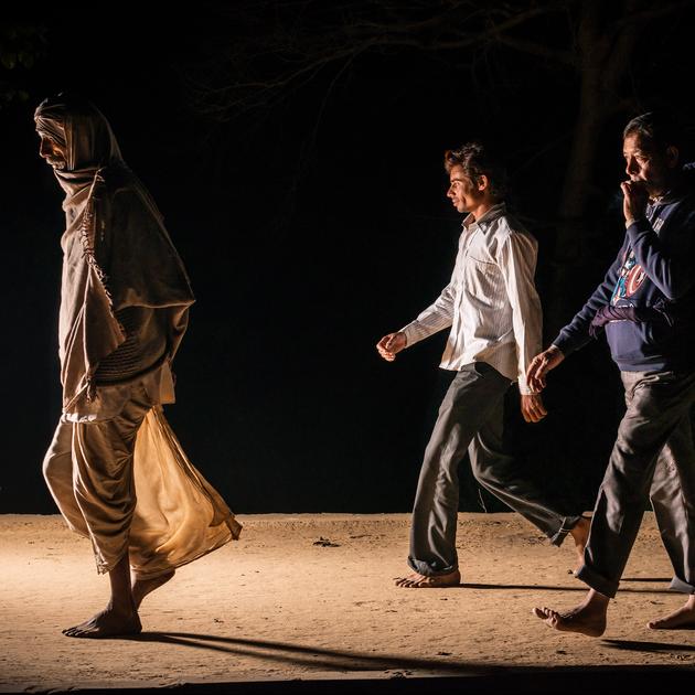 Pilgrims at Govardhan 10, 2014    | Edition 5 | Artikelnummer: AWA_08-100x100PAL_SR6