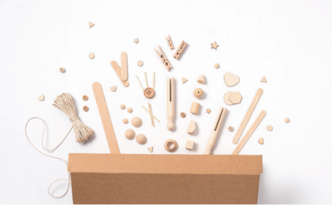 Kreativbox mit ﻿über 590 Holzteilen von folia