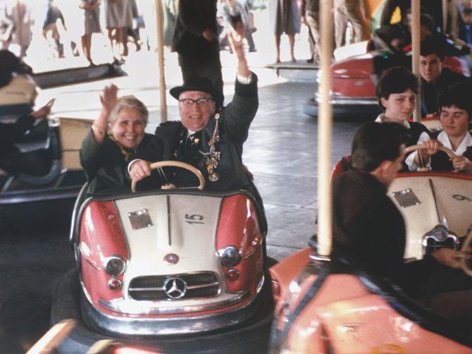 Älteres Paar im Autoscooter auf dem Schützenfest in Hannover 1964
