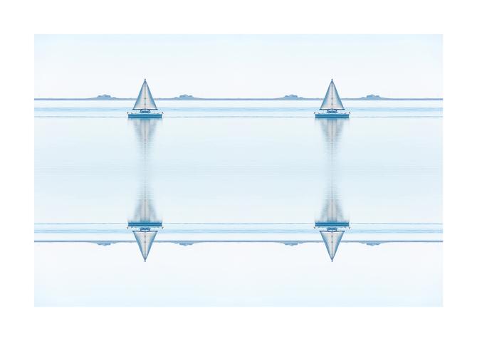 Hellblaue Segelboote
