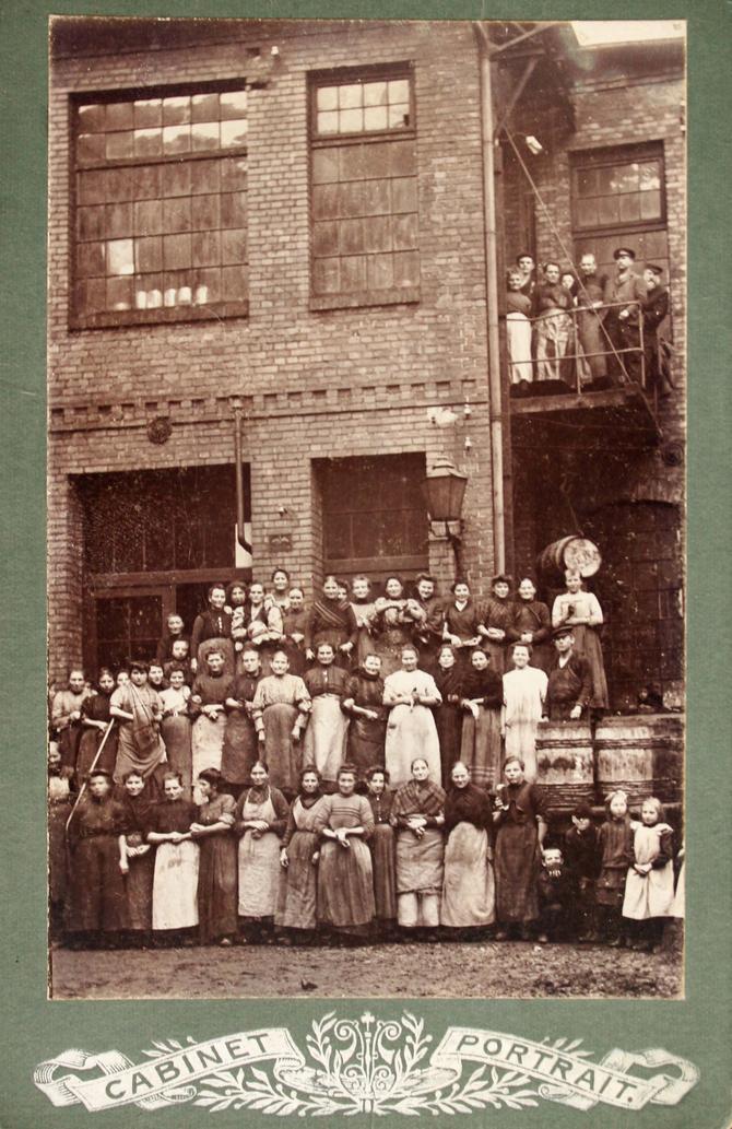 Buchcover "Menschen in der Fabrik" Industriefotografie 1895-1970