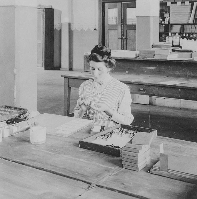 Buchcover "Menschen in der Fabrik" Industriefotografie 1895-1970