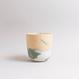 Handgefertigte Porzellan-Tasse von MK Studio mit Wellenstruktur, außen matt, innen glasiert, mit Farbverläufen aus eingefärbtem Porzellan.