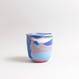 Handgefertigte Porzellan-Tasse von MK Studio mit Wellenstruktur, außen matt, innen glasiert, mit Farbverläufen aus eingefärbtem Porzellan.