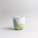 Handgefertigte Porzellan-Tasse von MK Studio mit Wellenstruktur, außen matt, innen glasiert, mit Farbverläufen aus eingefärbtem Porzellan.