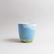 Handgefertigte Porzellan-Tasse von MK Studio mit Wellenstruktur, außen matt, innen glasiert, mit Farbverläufen aus eingefärbtem Porzellan.