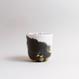 Handgefertigte Porzellan-Tasse von MK Studio mit Wellenstruktur, außen matt, innen glasiert, mit Farbverläufen aus eingefärbtem Porzellan.