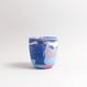 Handgefertigte Porzellan-Tasse von MK Studio mit Wellenstruktur, außen matt, innen glasiert, mit Farbverläufen aus eingefärbtem Porzellan.