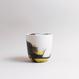Handgefertigte Porzellan-Tasse von MK Studio mit Wellenstruktur, außen matt, innen glasiert, mit Farbverläufen aus eingefärbtem Porzellan.
