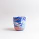Handgefertigte Porzellan-Tasse von MK Studio mit Wellenstruktur, außen matt, innen glasiert, mit Farbverläufen aus eingefärbtem Porzellan.