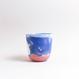 Handgefertigte Porzellan-Tasse von MK Studio mit Wellenstruktur, außen matt, innen glasiert, mit Farbverläufen aus eingefärbtem Porzellan.