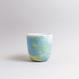 Handgefertigte Porzellan-Tasse von MK Studio mit Wellenstruktur, außen matt, innen glasiert, mit Farbverläufen aus eingefärbtem Porzellan.