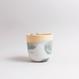 Handgefertigte Porzellan-Tasse von MK Studio mit Wellenstruktur, außen matt, innen glasiert, mit Farbverläufen aus eingefärbtem Porzellan.
