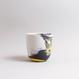 Handgefertigte Porzellan-Tasse von MK Studio mit Wellenstruktur, außen matt, innen glasiert, mit Farbverläufen aus eingefärbtem Porzellan.