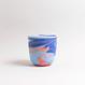 Handgefertigte Porzellan-Tasse von MK Studio mit Wellenstruktur, außen matt, innen glasiert, mit Farbverläufen aus eingefärbtem Porzellan.