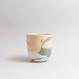 Handgefertigte Porzellan-Tasse von MK Studio mit Wellenstruktur, außen matt, innen glasiert, mit Farbverläufen aus eingefärbtem Porzellan.