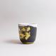Handgefertigte Porzellan-Tasse von MK Studio mit Wellenstruktur, außen matt, innen glasiert, mit Farbverläufen aus eingefärbtem Porzellan.