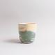 Handgefertigte Porzellan-Tasse von MK Studio mit Wellenstruktur, außen matt, innen glasiert, mit Farbverläufen aus eingefärbtem Porzellan.