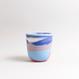 Handgefertigte Porzellan-Tasse von MK Studio mit Wellenstruktur, außen matt, innen glasiert, mit Farbverläufen aus eingefärbtem Porzellan.