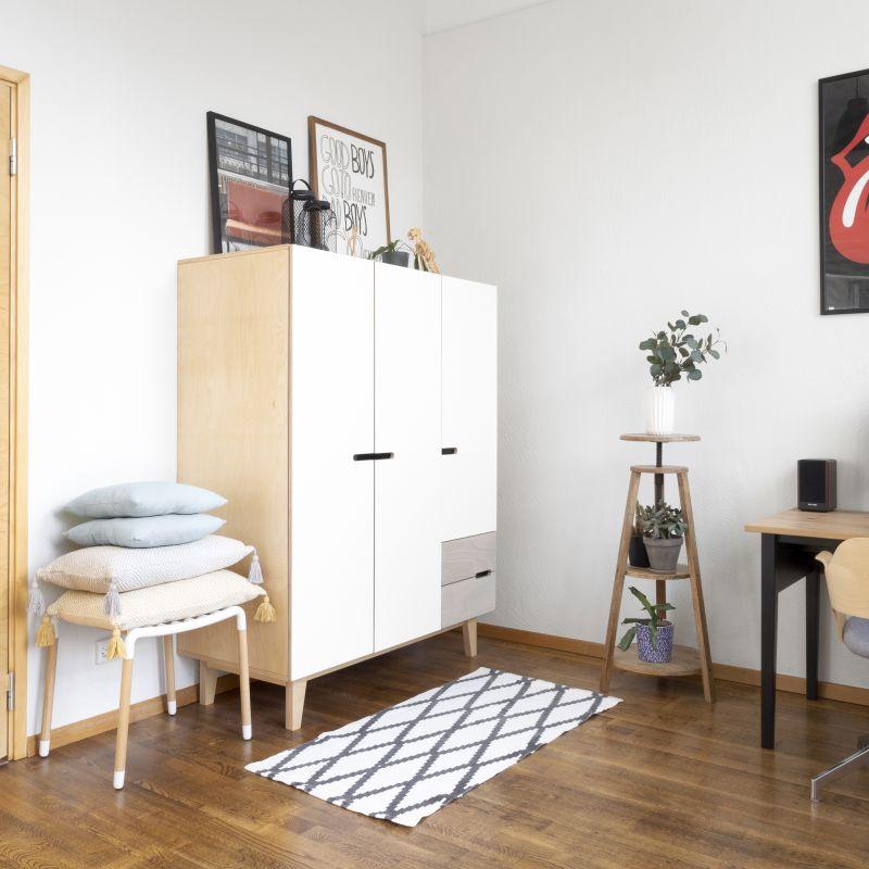 Kleiderschrank aus Massivholz weiß minimalistisches Design