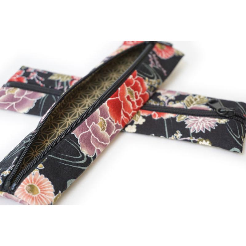 Stiftetui aus japanischem Stoff / Japanese Fabric Pencil Case  | Blüten auf Schwarz / Hanazono Black | Artikelnummer: akiko_hanazono_black