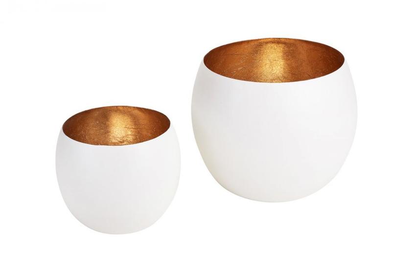 Windlicht in der Farbe Weiß aussen und Gold innen. Material: Eisen. 2er Set. Abmessungen: 13x13x13cm, 18x18x18cm. 