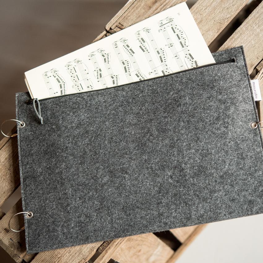 Flache, graue Notentasche mit schwarzem Reißverschluss von masuratini