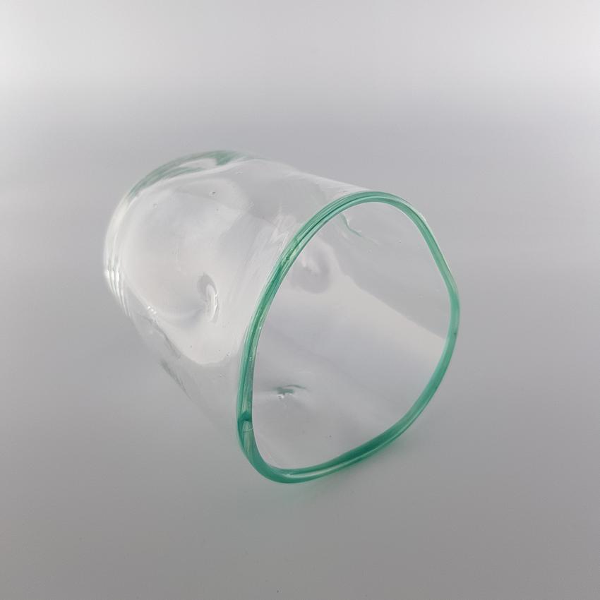 Mundgeblasenes Trinkglas aus dem Glasstudio Feuerhauch mit gruenem Rand, Flow Kollektion, Unikat, Ansicht 3