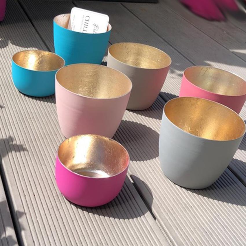 Windlicht in der Farbe Türkis matt aussen und innen Gold mit der Größe 8x5 cm.