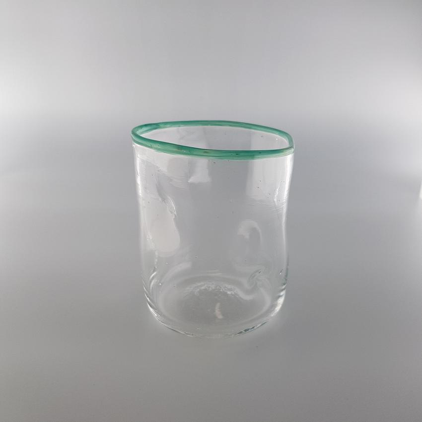 Mundgeblasenes Trinkglas aus dem Glasstudio Feuerhauch mit gruenem Rand, Flow Kollektion, Unikat, Ansicht 2