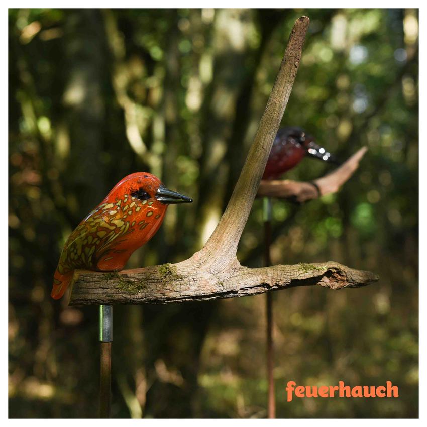 Kunsthandwerklich hergestellte Gartenskulptur eines Erbeerfinks, Vogelskulptur, mundgeblasen und unikat, In der Natur auf einem Ast sitzend, Ansicht 1