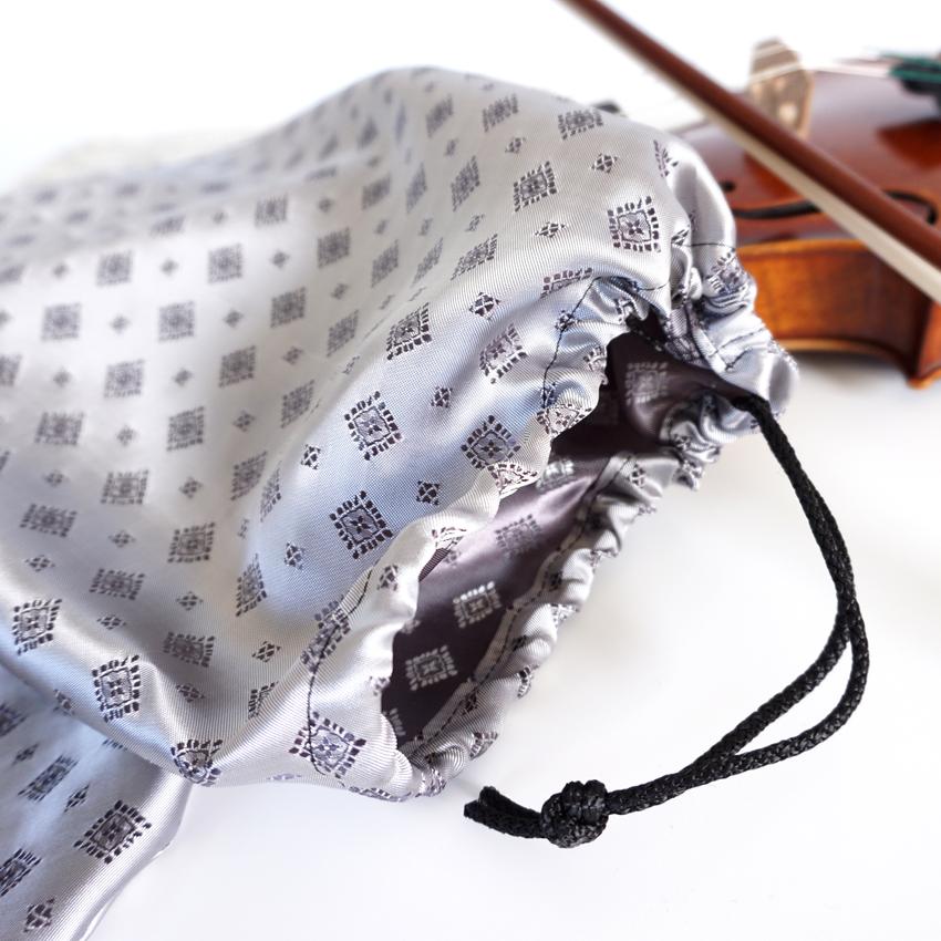 Hellgraues Violinensäckchen mit kleinen Blüten aus Satin von masuratini