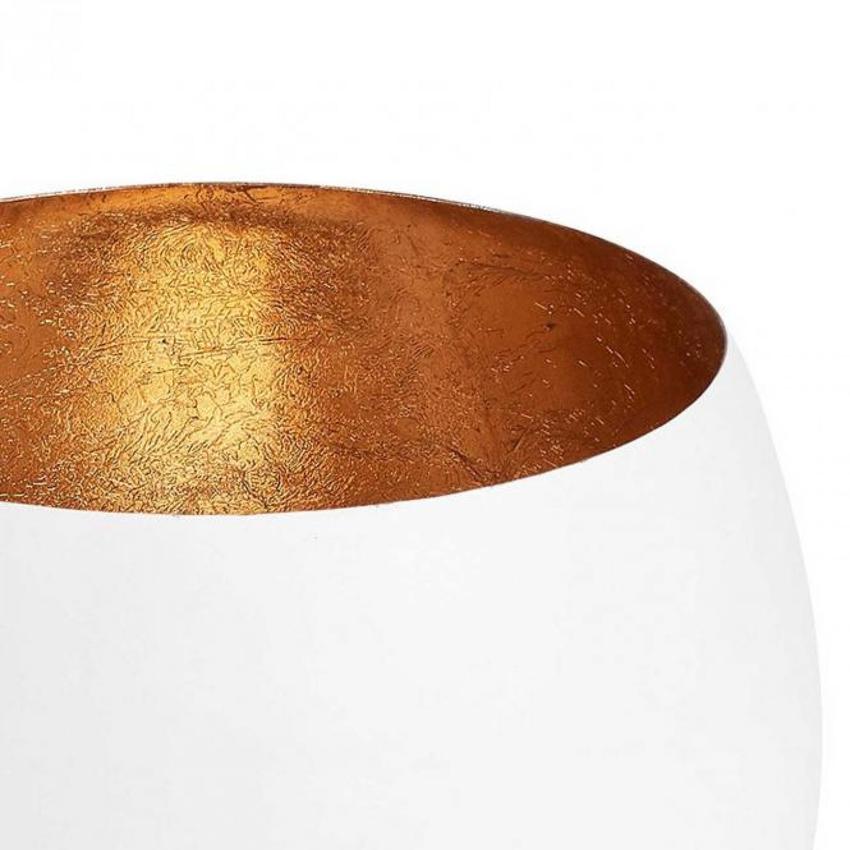 Windlicht in der Farbe Weiß aussen und Gold innen. Material: Eisen. 2er Set. Abmessungen: 13x13x13cm, 18x18x18cm. 