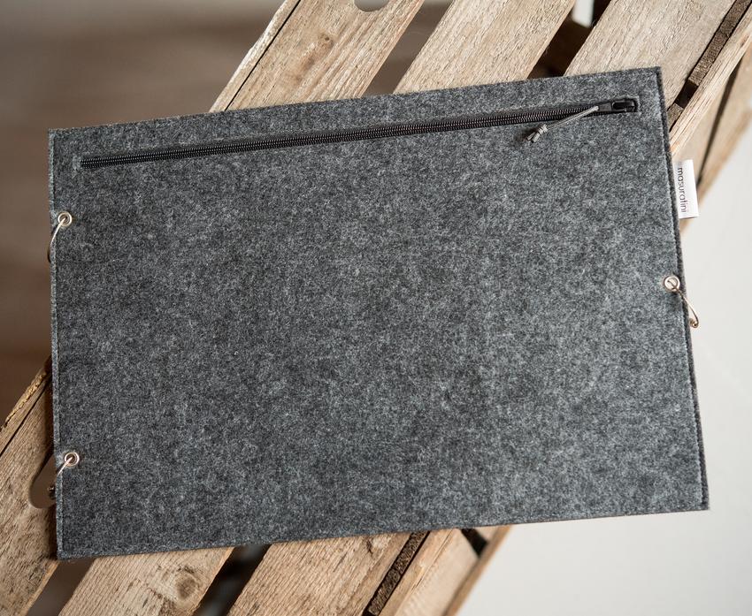 Flache, graue Notentasche mit schwarzem Reißverschluss von masuratini