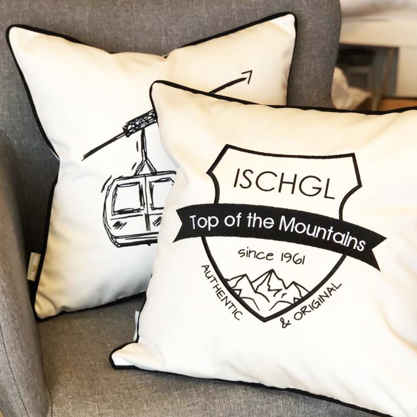 Dekokissen ISCHGL Top of the Mountains​ Weißes Kissen mit schwarzem Wappen Stickmotiv ISCHGL Top of the Mountains. Größe: 45x45 cm. 