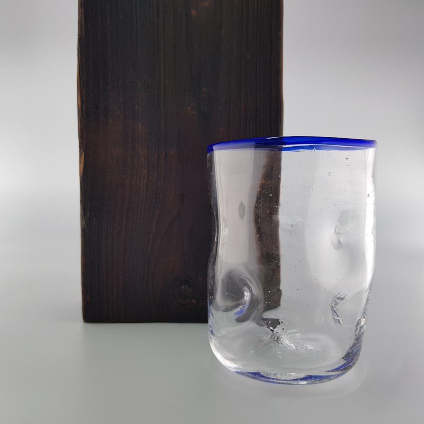 Mundgeblasenes Trinkglas aus dem Glasstudio Feuerhauch mit blauem Rand, Flow Kollektion, Unikat, Ansicht 1