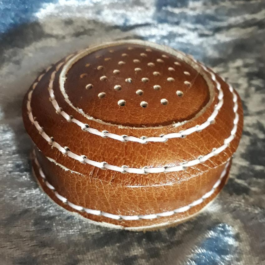 Nadelkissen aus  Rindsleder