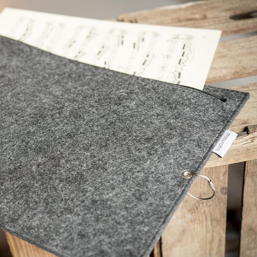 Flache, graue Notentasche mit schwarzem Reißverschluss von masuratini