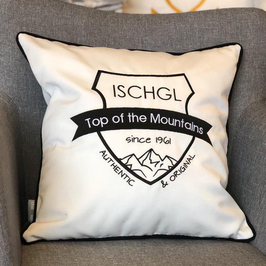 Dekokissen ISCHGL Top of the Mountains​ Weißes Kissen mit schwarzem Wappen Stickmotiv ISCHGL Top of the Mountains. Größe: 45x45 cm